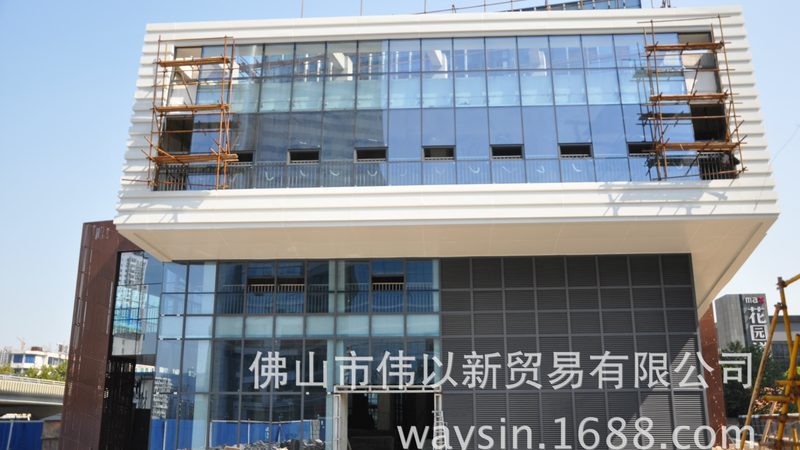 除了安全性能，别墅门窗的舒适度和美观性也不容忽视。以下是一些建议：